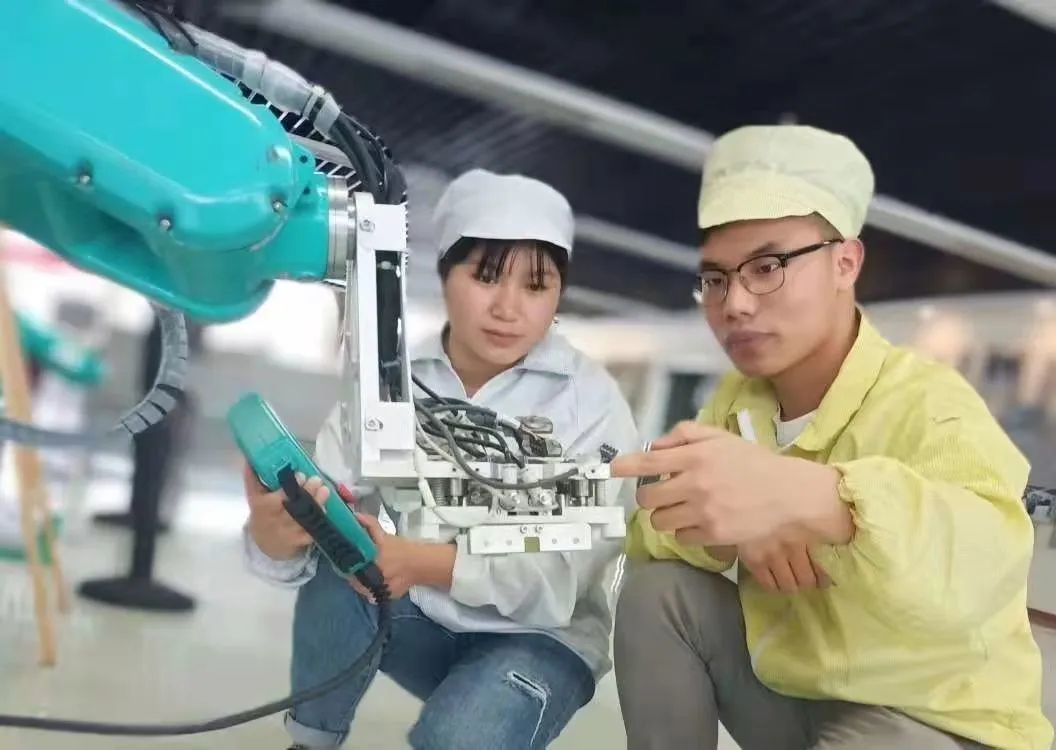 凤鸣|职业赛道上逆袭的90后:宇宙的尽头不只有内卷和躺平